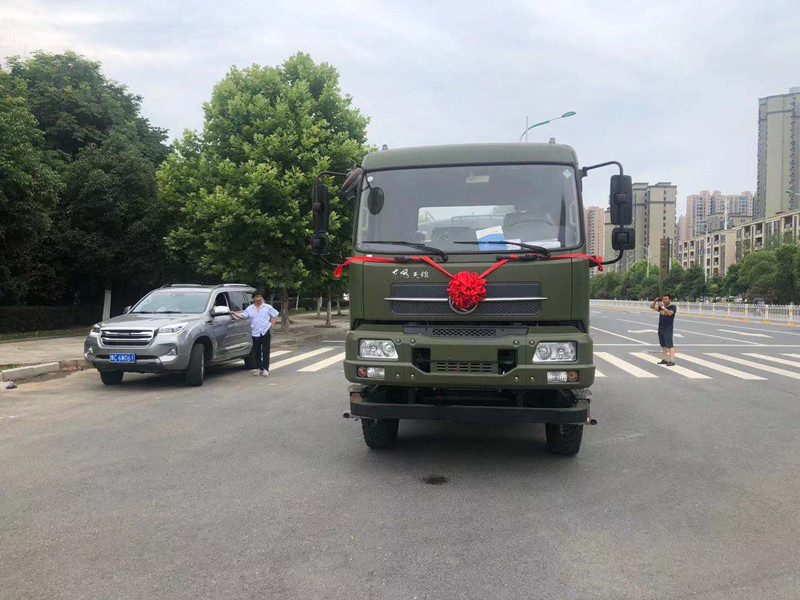 東風天錦10方灑水車-六驅(qū)動灑水車